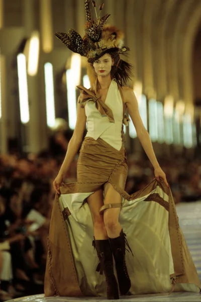 Look 18